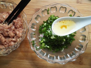 芋头葛根粉饺子,把切碎的葱花加入一勺油搅拌均匀。