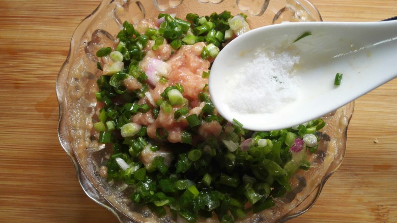芋头葛根粉饺子,葱花倒入肉馅中，加入适量盐。