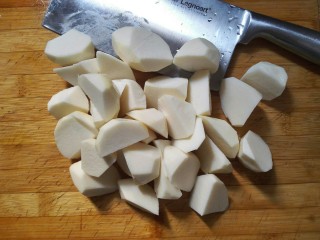 芋头葛根粉饺子,去皮洗净切滚刀块。