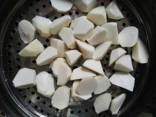 芋头葛根粉饺子,把切好的芋头仔块放入蒸锅。