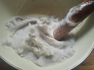 芋头葛根粉饺子,把蒸好的芋头仔块倒入一个盆中，用擀面杖一头压成芋泥。