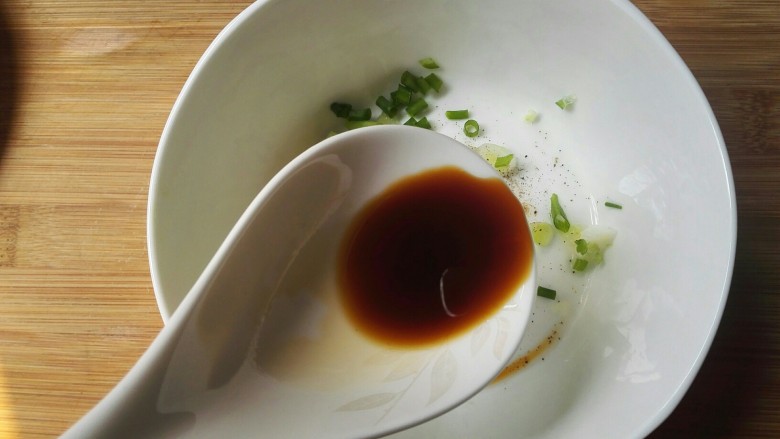 芋头葛根粉饺子,在煮芋饺的时候，拿一碗放入适量葱花，黑胡椒粉，生抽，醋，猪油，开水（也可用高汤），调成汤汁。