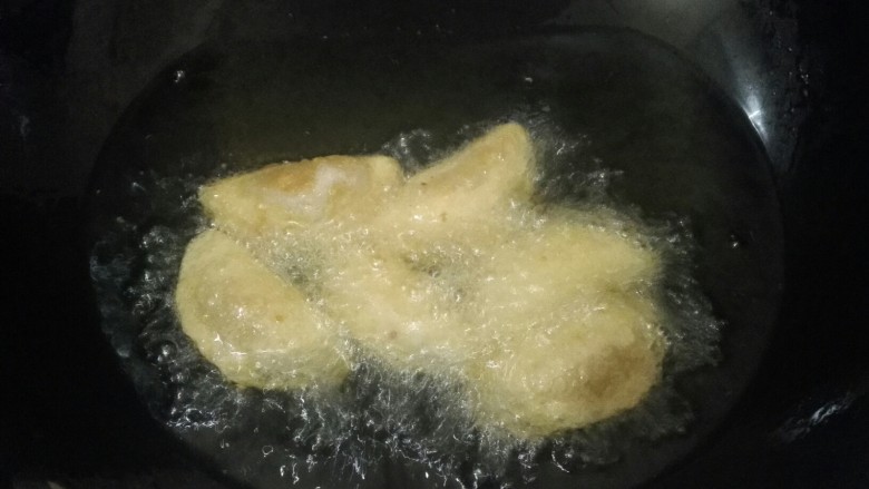 芋头葛根粉饺子,也可以用油炸，锅倒入油烧6成热，下芋饺中小火炸至表面起小泡捞出，再转大火倒入芋饺复炸一次至表面微黄即可。