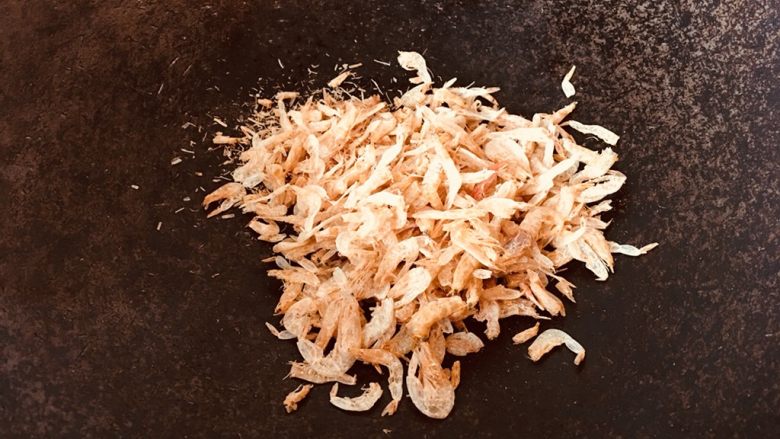 栗子炒饭,虾皮放锅里烘一下，很脆，两三分钟即可。火不要太大，会焦。