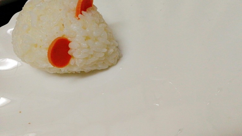 剩米饭百种做法+小老鼠抱蛋煎饭团,插上火腿小圆片做耳朵。注意粘紧。