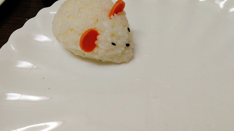 剩米饭百种做法+小老鼠抱蛋煎饭团,再用黑芝麻做眼睛，鼻子