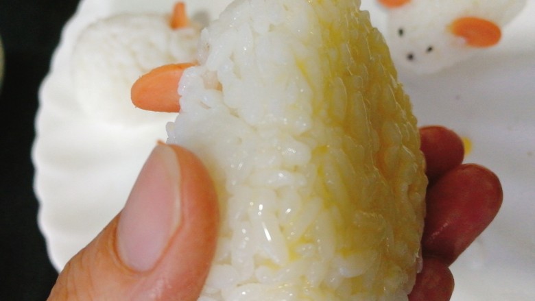 剩米饭百种做法+小老鼠抱蛋煎饭团,饭团底部沾上蛋