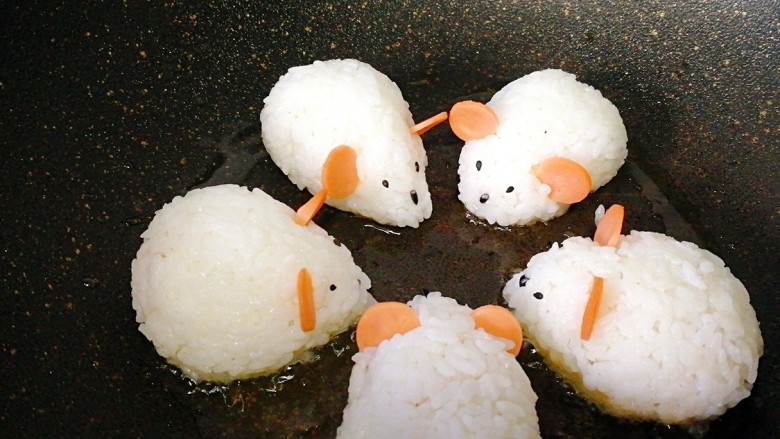 剩米饭百种做法+小老鼠抱蛋煎饭团,摆放入锅，调中火，底部略煎。