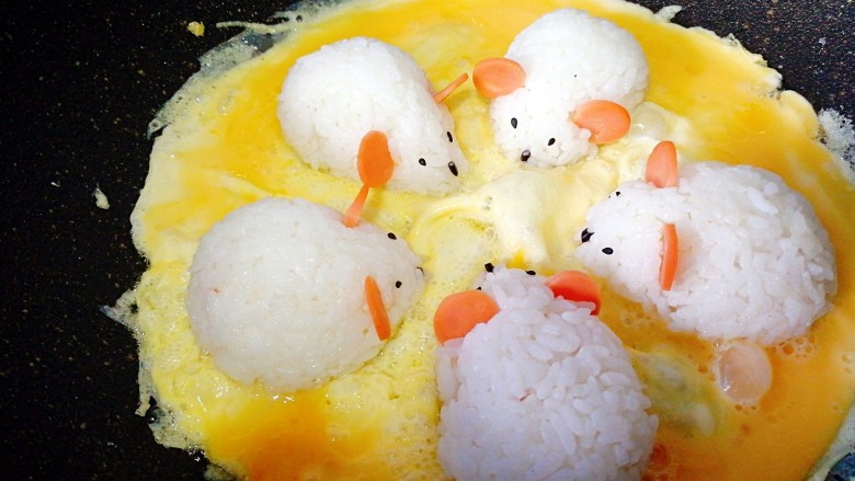 剩米饭百种做法+小老鼠抱蛋煎饭团,倒入鸡蛋液，盖上锅盖。