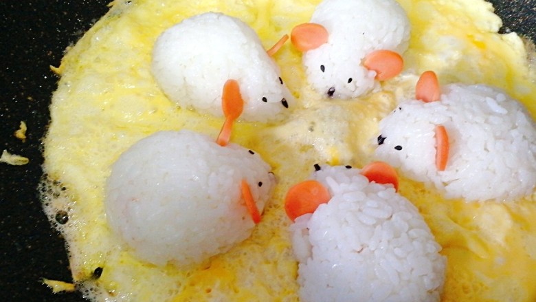 剩米饭百种做法+小老鼠抱蛋煎饭团,铲子在旁边划一下