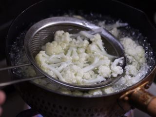 干煸孜然花菜,烧一锅开水，放入些许油和盐，下花菜焯水半分钟。