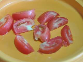 五花肉豆腐锅,放入切成瓣的西红柿。