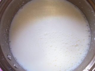红糖燕麦牛奶饮#冬喝暖饮夏吃冰#,将纯牛奶倒入炖奶锅中