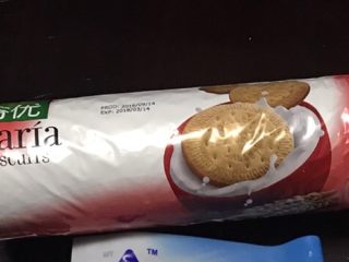 百香果芝士慕斯蛋糕,将80g消化饼干，放入保鲜袋中，用擀面棍念成饼干碎，备用