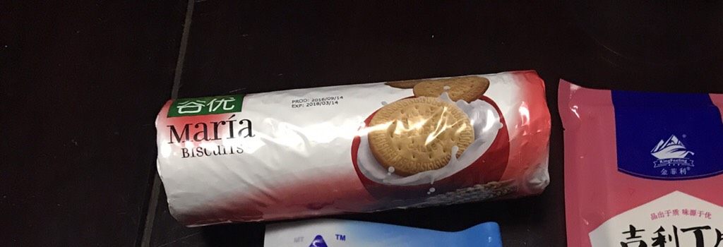 百香果芝士慕斯蛋糕,将80g消化饼干，放入保鲜袋中，用擀面棍念成饼干碎，备用