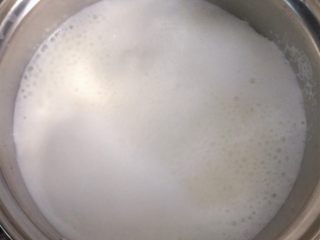 红糖燕麦牛奶饮#冬喝暖饮夏吃冰#,小火慢煮，待牛奶煮沸后