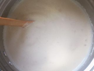 红糖燕麦牛奶饮#冬喝暖饮夏吃冰#,搅匀，略煮，待糖融化即可。