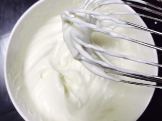 百香果芝士慕斯蛋糕,将15g白砂糖倒入130g淡奶油中，打发成8分奶油（大概提出打蛋器，奶油不掉下这种程度）