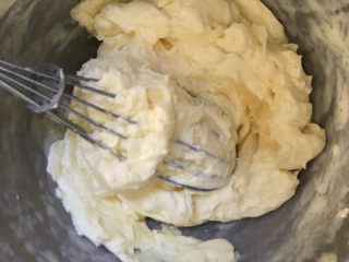 黄油饼干,分2到3次加入鸡蛋液，每次都要打发到黄油和鸡蛋完全融合再加下一次