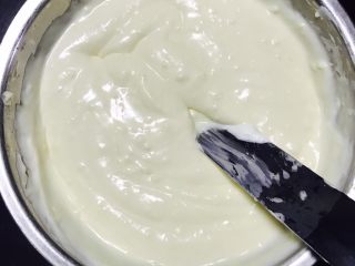 百香果芝士慕斯蛋糕,充分搅拌至看不见奶油浮在表面