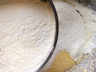 黑芝麻饼干,然后筛入面粉、玉米面粉和盐的混合物。