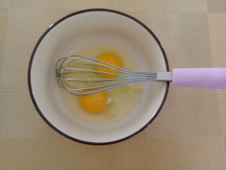 #剩米饭的百种做法#,用打蛋器把鸡蛋打散。