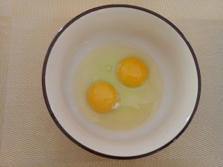 #剩米饭的百种做法#,鸡蛋2个，打入碗中。