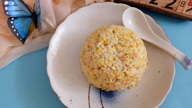 #剩米饭的百种做法#,香味俱全的黄金炒饭完成了。