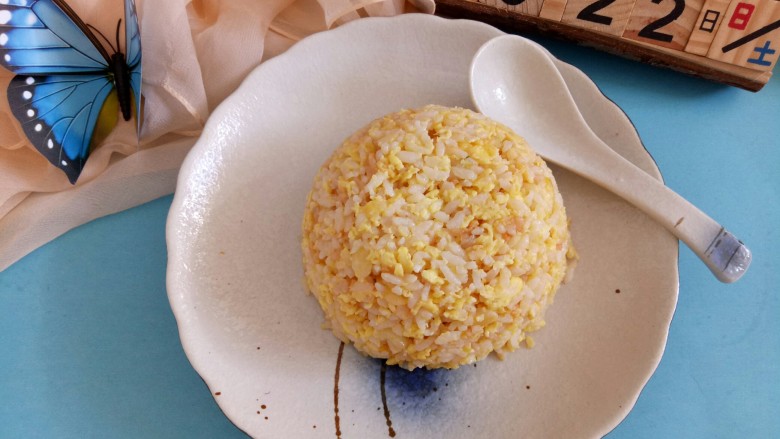 #剩米饭的百种做法#,盛入盘中。
