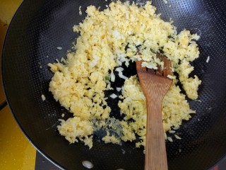 #剩米饭的百种做法#,放入切好的葱花。放入适量酱油。不断翻炒。