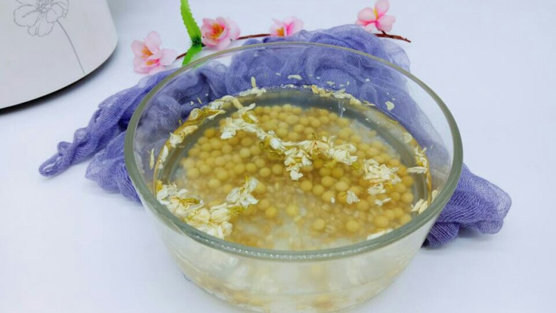 #冬喝暖饮夏吃冰#馥郁茉莉豆浆～营养美味的中式早餐,用清水清洗干净，冷水泡2小时以上。