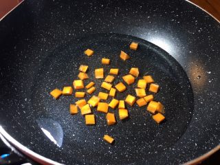 米饭鸡蛋饼 香酥脆,锅里放入水，将胡萝卜放进去煮3分钟后捞出沥干水分