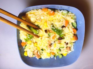 米饭鸡蛋饼 香酥脆,用筷子搅拌均匀，每颗米饭上都沾满蛋液即可