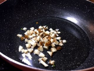 米饭鸡蛋饼 香酥脆,将香菇入锅2分钟后捞出沥干水分，西兰花入锅3分钟后捞出沥干水分
