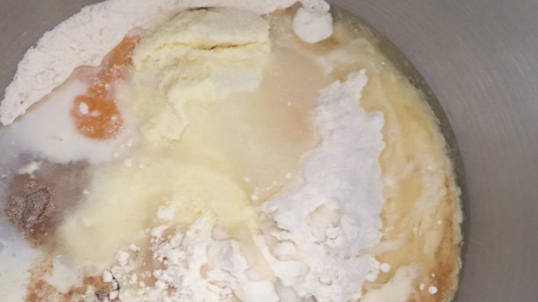 奇亚籽咖啡12连迷你面包,厨师机和面盆里先后放入面粉、奶粉、咖啡粉、盐、砂糖、鸡蛋、牛奶