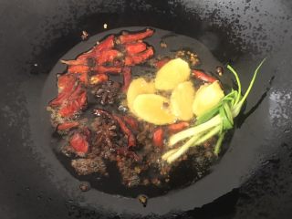 红烧羊排炖萝卜小火锅,热锅冷油将大料放进去炸香