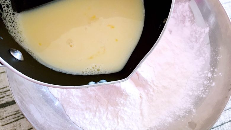 恐龙蛋,将蛋奶液趁热缓慢倒入麻薯粉中，边倒边搅拌
