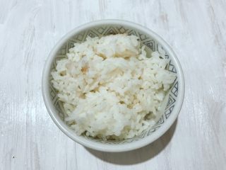 黄金甲米饭猪肉饼,剩米饭一碗准备好。