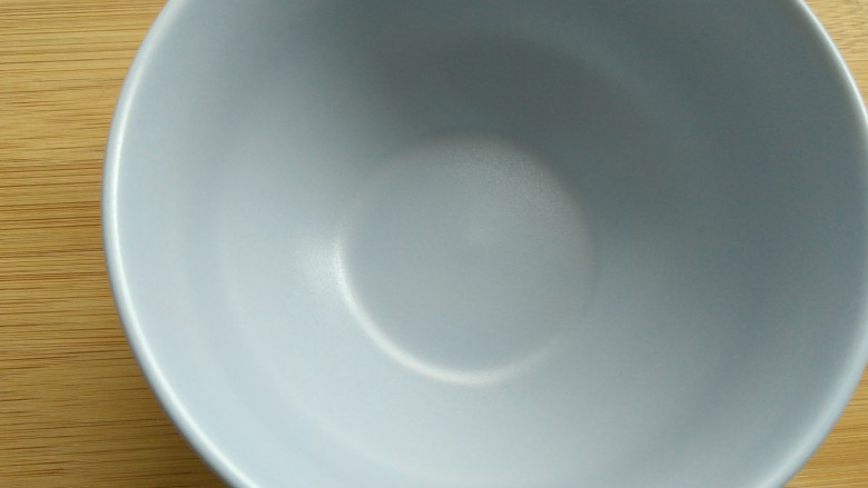 离不了的红油辣椒,准备一个干净无水的，耐高温的碗，最好是陶瓷的。