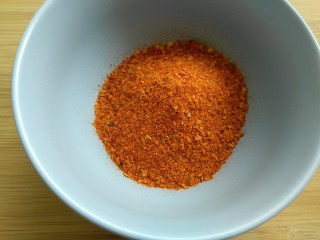 离不了的红油辣椒,放入适当辣椒面。