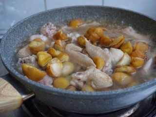 栗子焖鸡,加入适量热水。