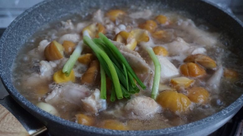 栗子焖鸡,放入葱段，盖上锅盖