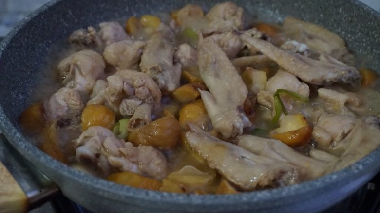 栗子焖鸡,焖煮12分钟左右。