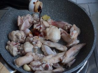栗子焖鸡,加入酱油。