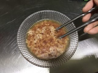西湖牛肉羹,用筷子搅拌出血水，这样是为了让汤更清爽
