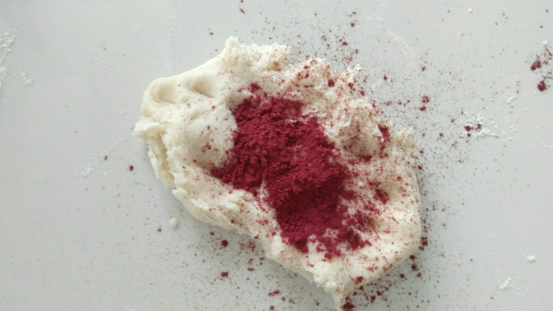 #中式点心#小蜗牛肉包子,取一部分面团，加入适量红曲米粉，揉匀备用。