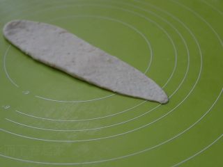 红薯餐包,将松弛好的面团，擀长，呈倒三角形，注意是擀长不是擀宽，擀时左手可辅助提起面团