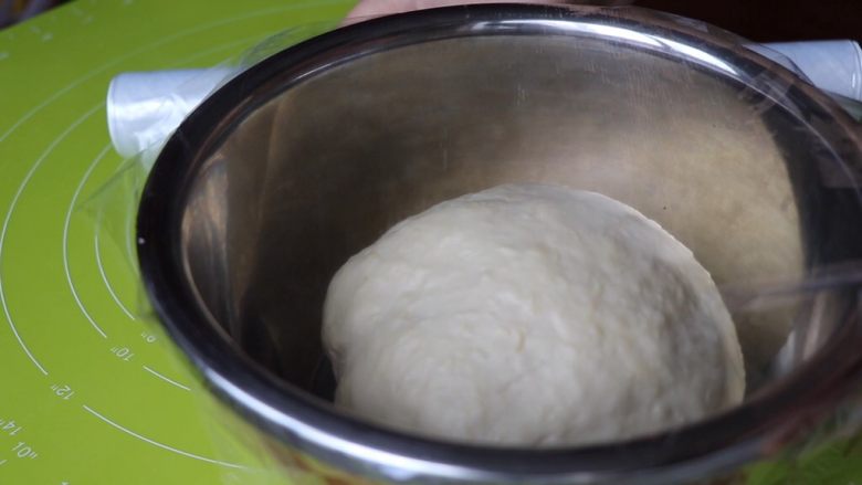 红薯餐包,盖保鲜膜放在温暖处发酵（约为28度环境）