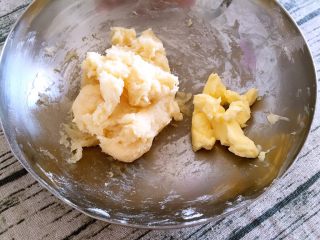 恐龙蛋,将粉搅拌到无干粉状态后加入室温软化好的黄油