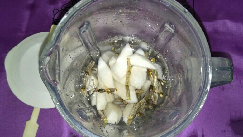 新鲜霍山石斛+梨→榨汁,加500ML水或没过石斛和梨的高度